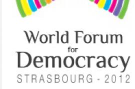 Il logo del forum mondiale per la democrazia